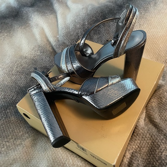 MICHAEL Michael Kors Harper Platform Sandal - Metallic Silver, Size 6.5 - Picture 8 of 12